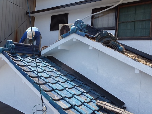 天白区で戸建住宅の下屋根の葺き替え工事で土葺きの瓦屋根を撤去